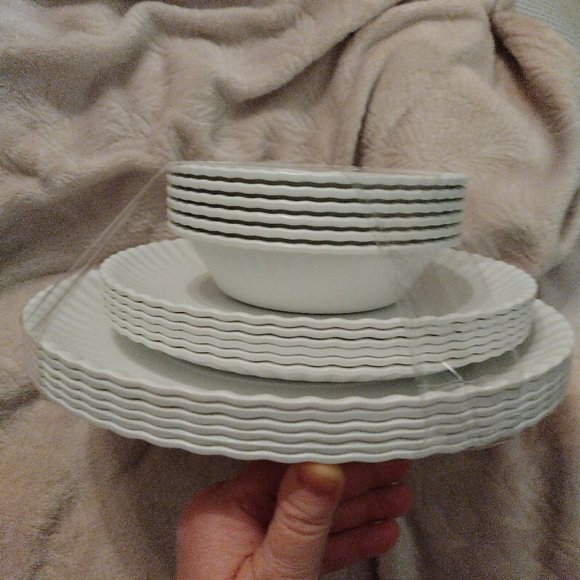 Other - 18 pc Melamine Paper Plates Dinnerware